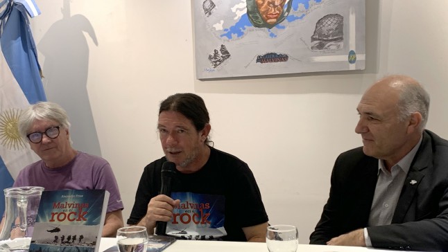 "Malvinas en el Rock": canciones, memoria y emoción en la presentación del libro de Alejandro Frías en La Bancaria
