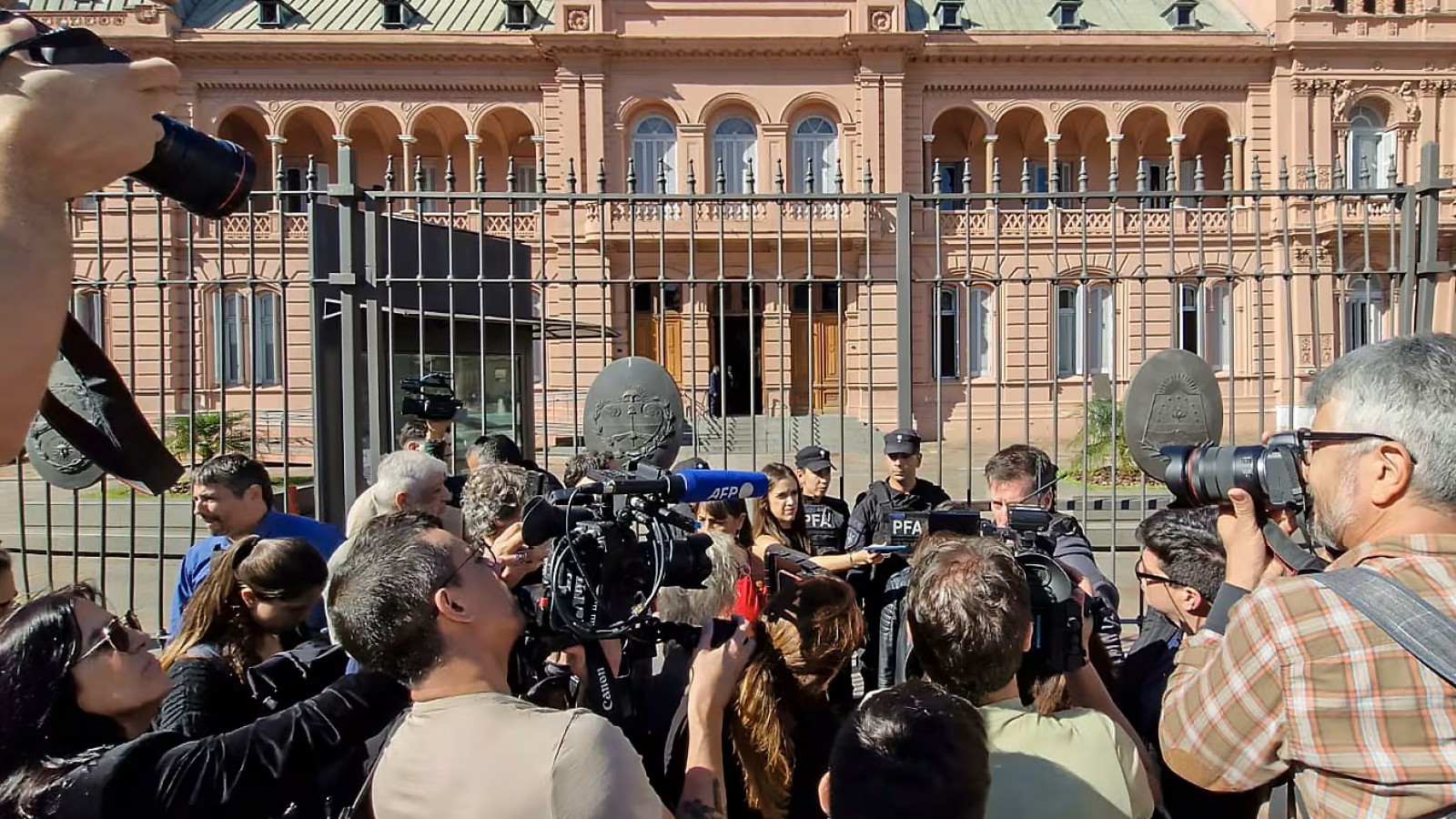 Por primera vez en la historia, Javier Milei prohibió el ingreso de la prensa a Casa Rosada