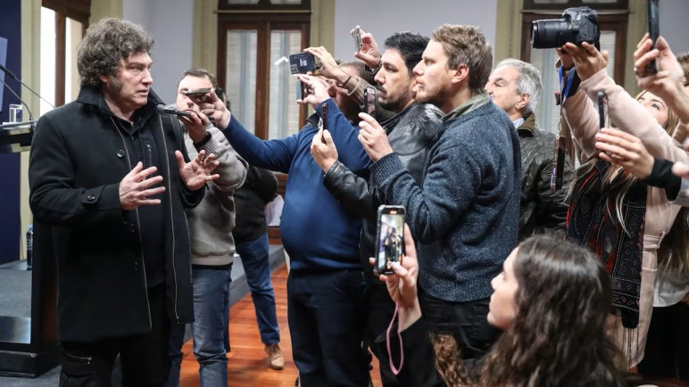 Denuncian disciplinamiento y censura sobre el periodismo por parte del gobierno de Milei