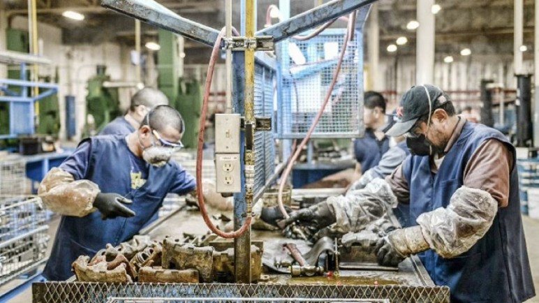 La actividad económica no logra hacer pie: cayó 2,1% interanual en febrero empujada por la industria y la construcción