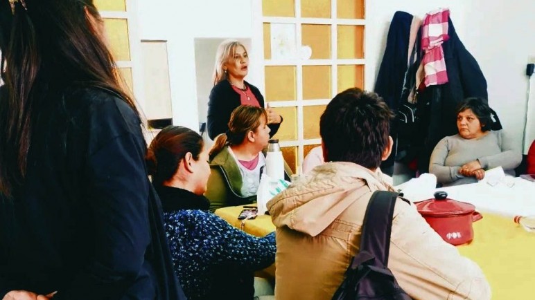 San Rafael impulsa un taller de tejido solidario para acompañar a familias en invierno