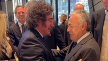Milei y Cornejo acordaron un anticipo de $325.000 millones de coparticipación