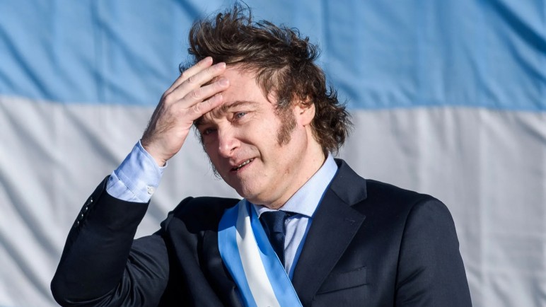 La imagen de Javier Milei sigue en caída y su gestión tiene un alza de desaprobación