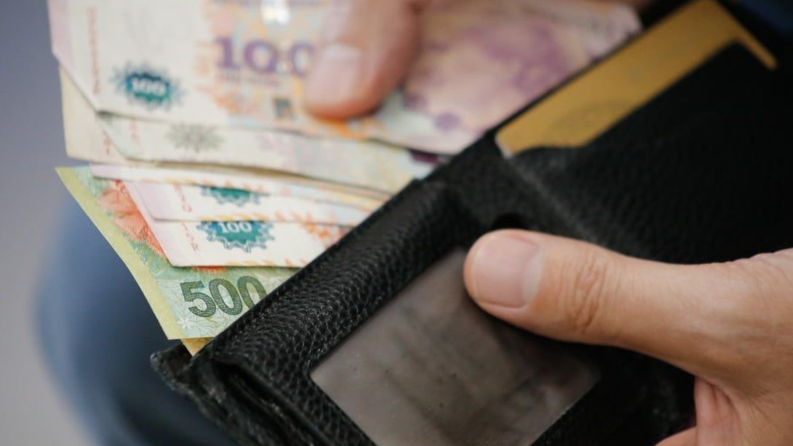 Los sueldos que "pretenden" las y los argentinos en medio de la crisis económica y laboral