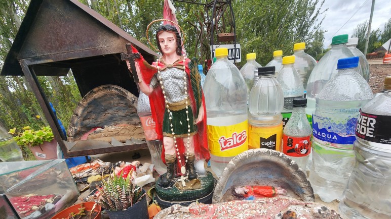 Entre curvas y velas: los santos populares de la Ruta 82