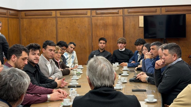 Omar Félix recibió a estudiantes sanrafaelinos que competirán con su robot en un torneo internacional en México