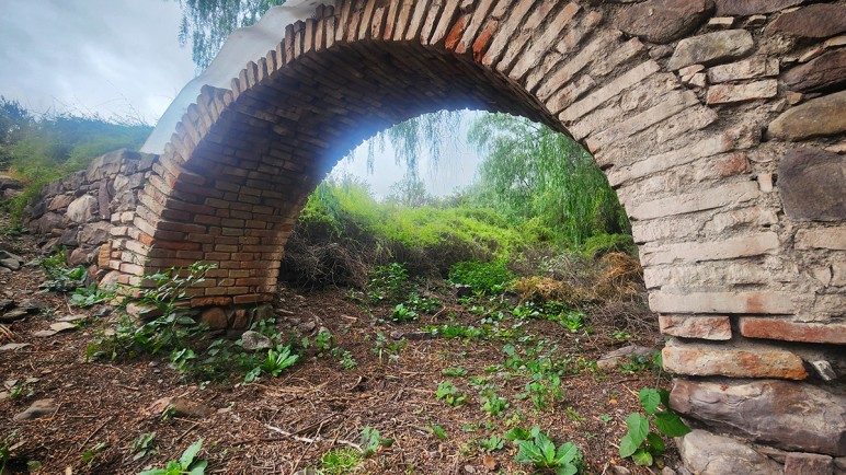 Las venas del agua: la lenta agonía del acueducto colonial de El Challao
