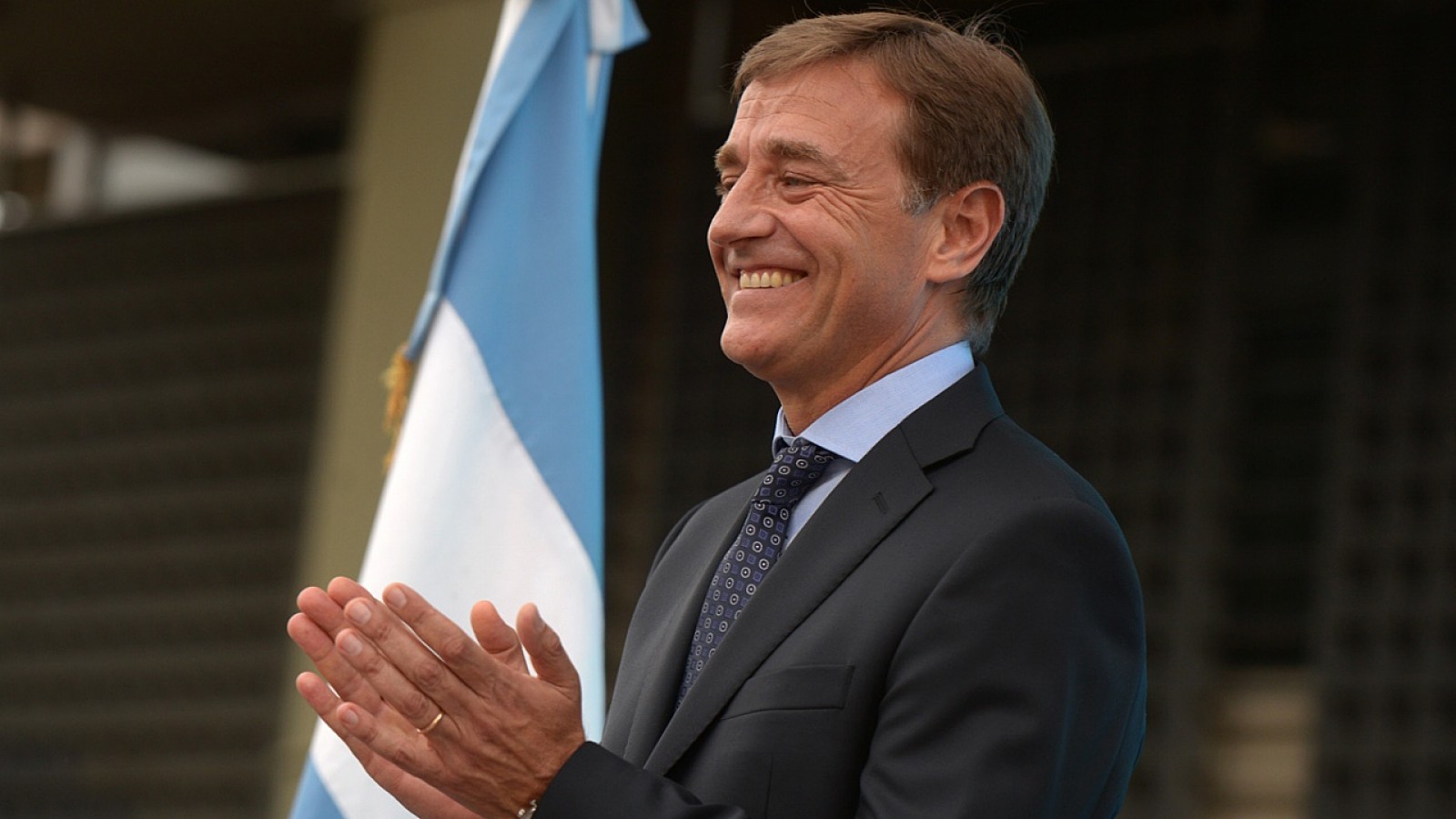 En avión de alquiler RODOLFO SUÁREZ sentó presencia en Olivos