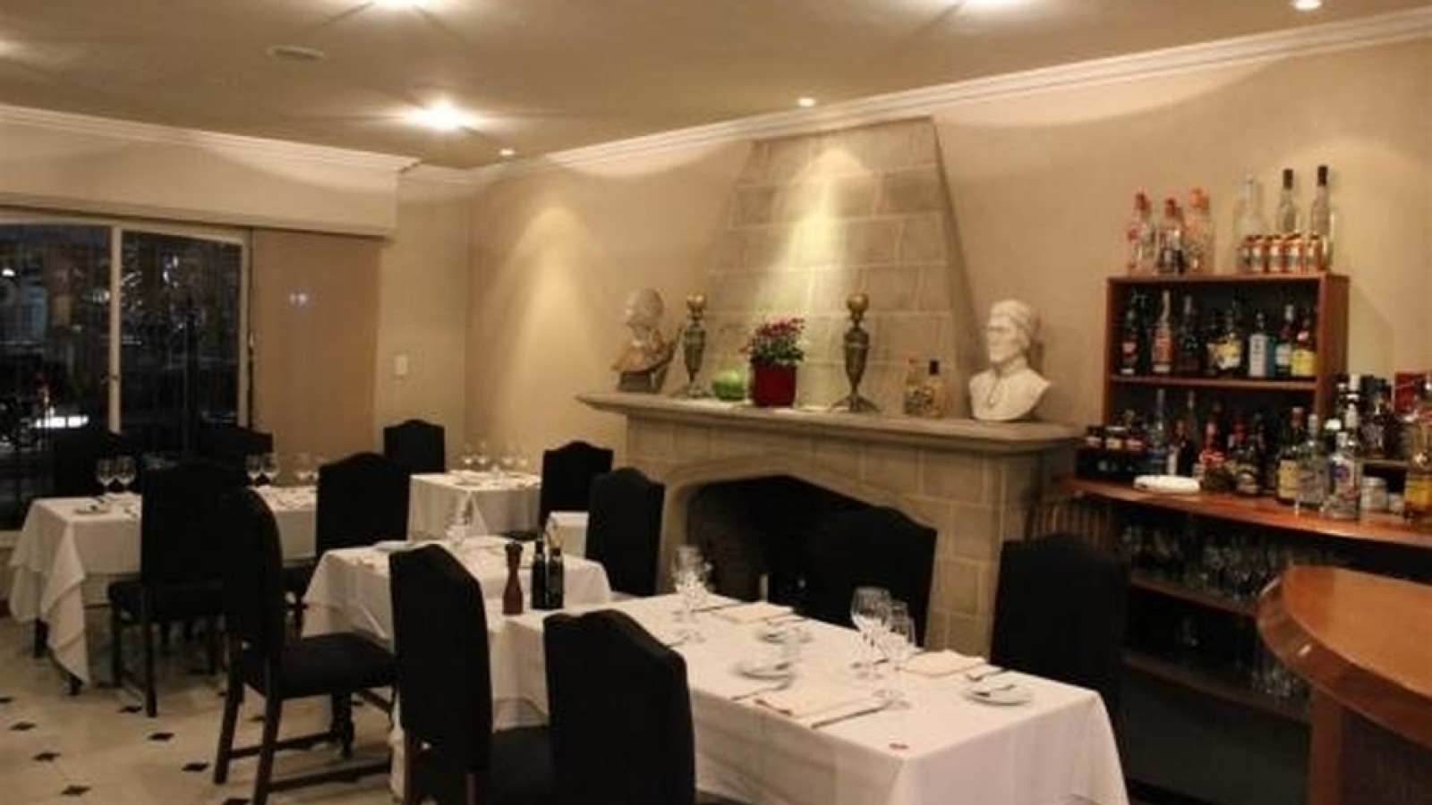 Sentados a la misma mesa, con una ausencia notoria.