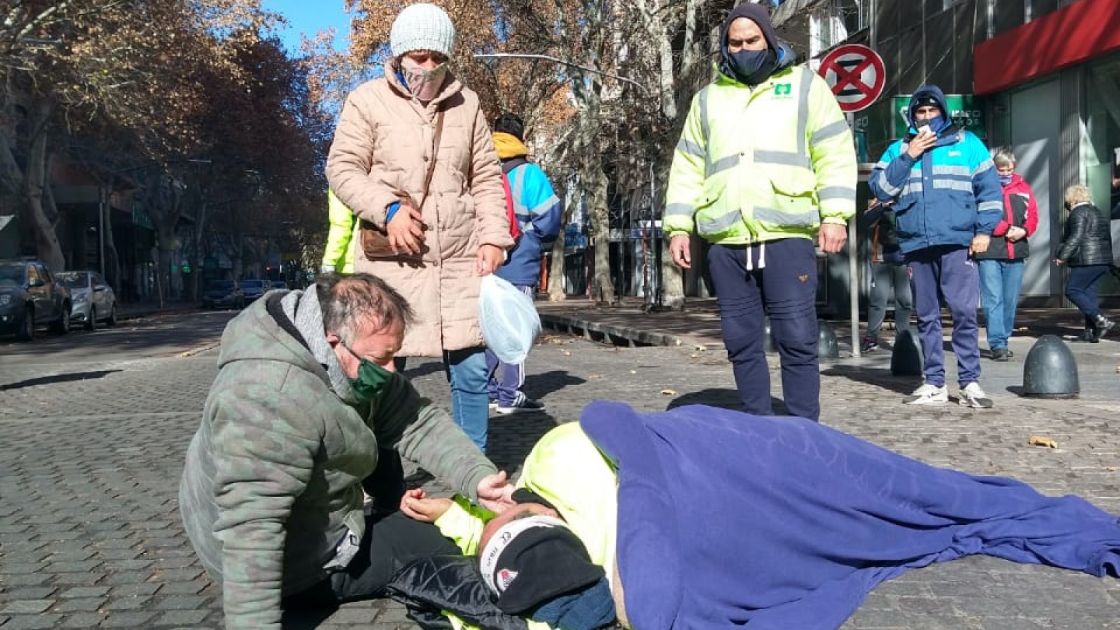 Reprimen y detienen a municipales de capital que reclamaban pacifícamente