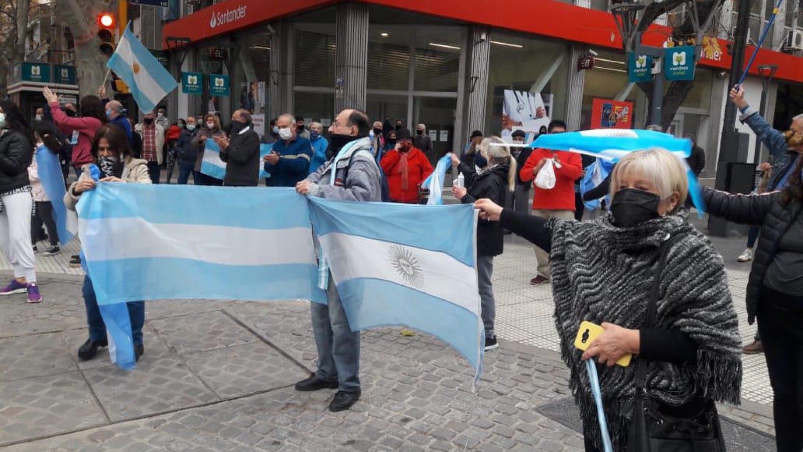 Una película que desnuda cómo se manipula información para defender a estafadores