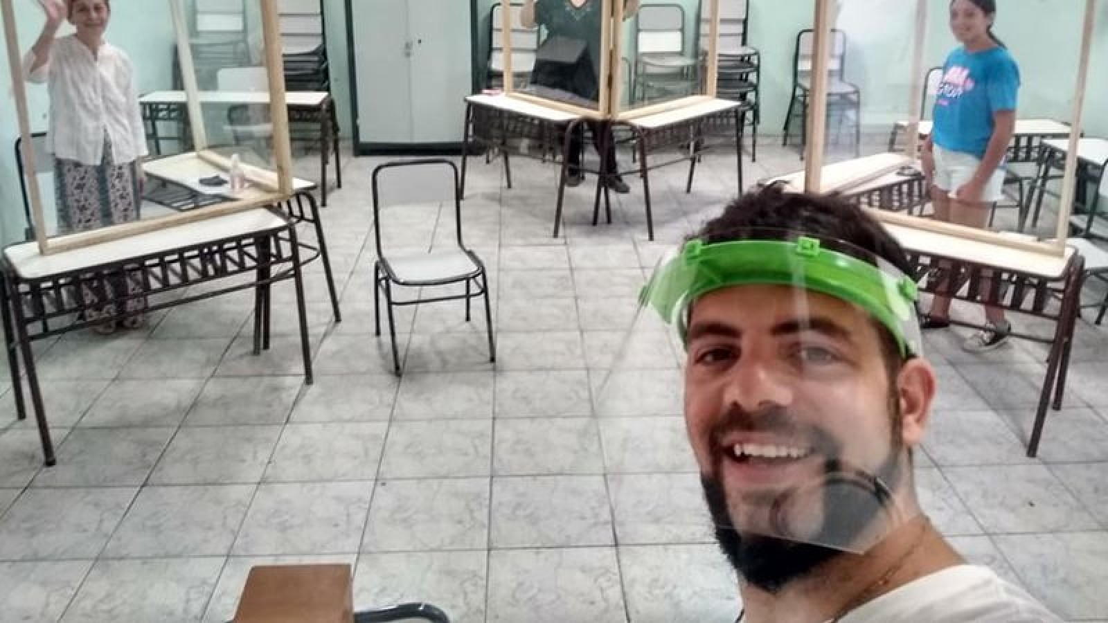 Músico y docente construyó con recurso propio, burbujas para sus alumnos