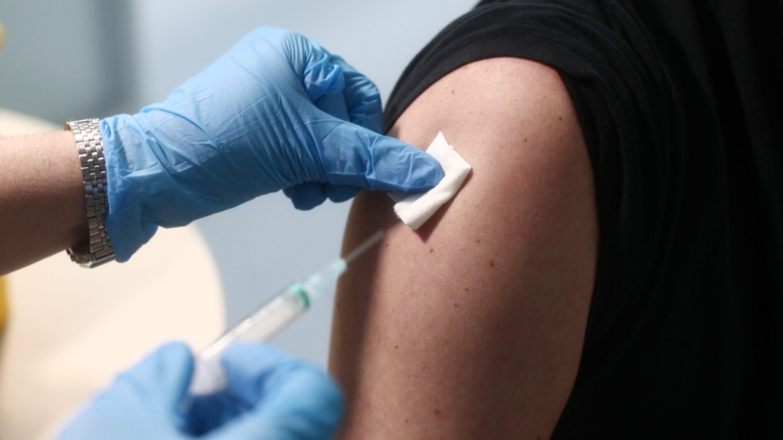 <p>12/01/2021 Un enfermero vacuna a un trabajador sanitario en las instalaciones del Hospital Enfermera Isabel Zendal, en Madrid, (España), a 12 de enero de 2021. Hoy es el tercer día que se están administrando vacunas en este hospital después de que la g