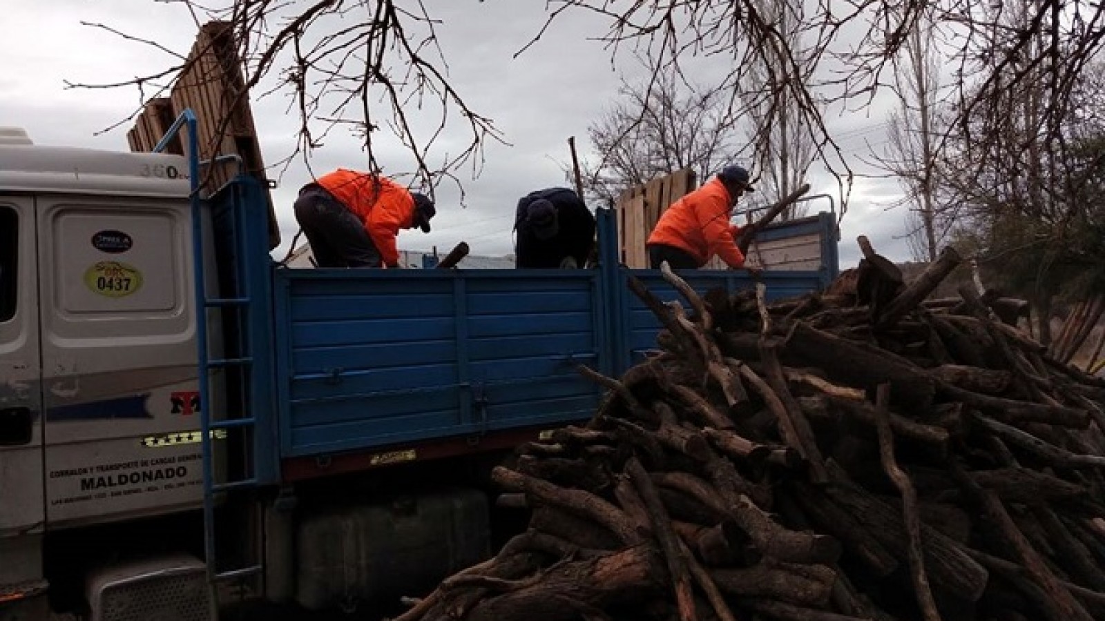 Ola de frío: se entrego leña y abrigo a familias de San Rafael