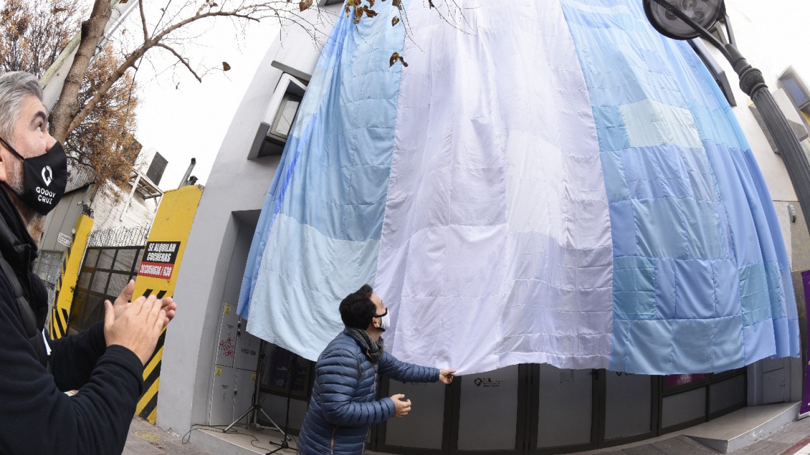 Godoy Cruz desplegó una bandera gigante hecha con retazos donados por los vecinos