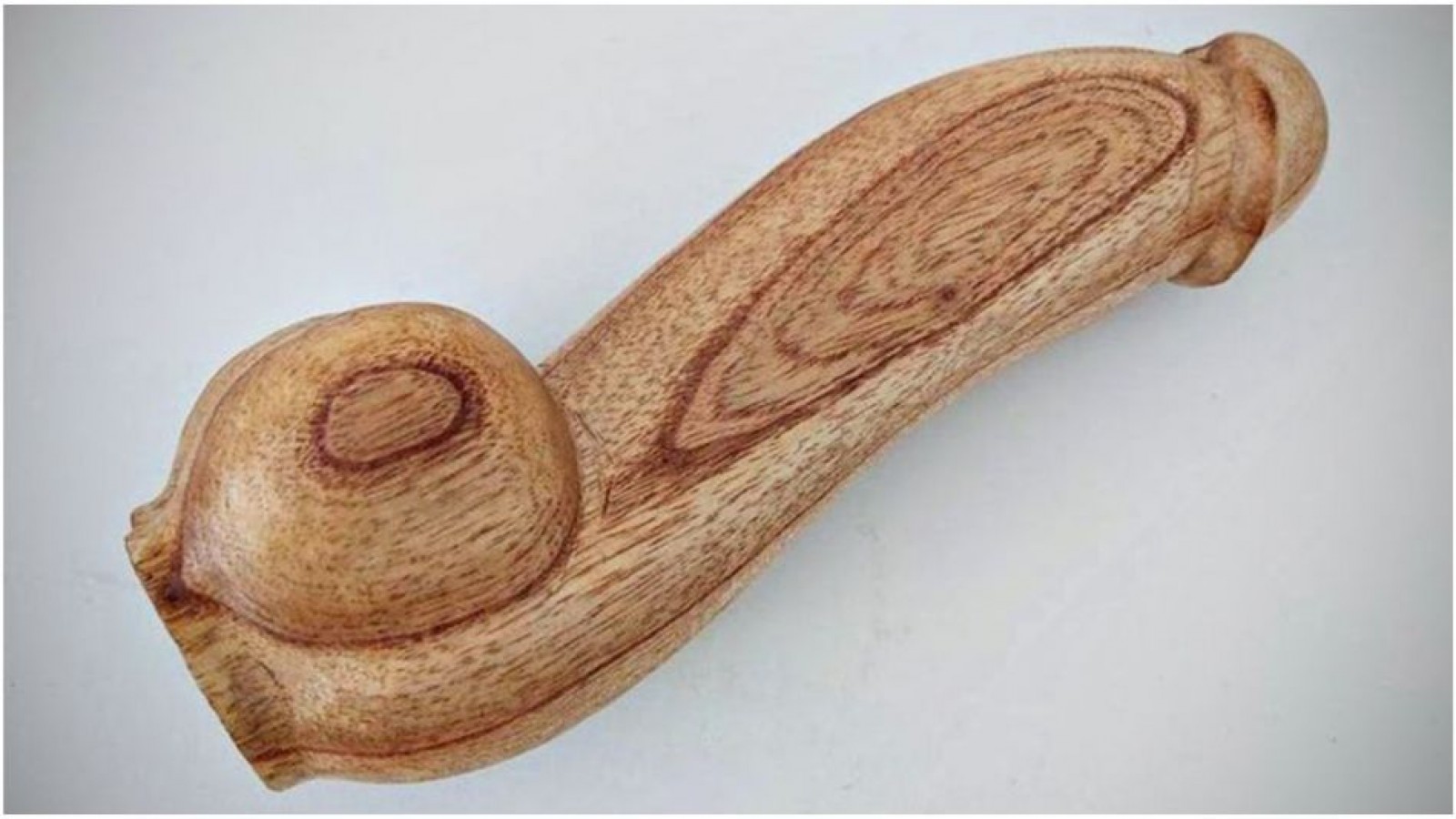 Diez mil penes de madera y debate mediático