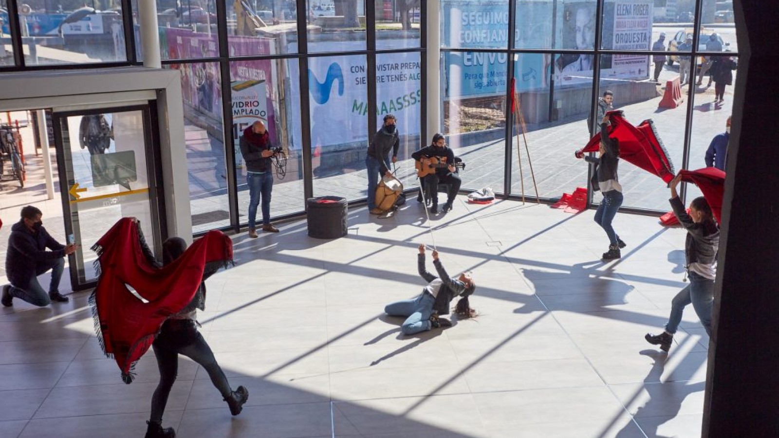 Un flashmob folclórico ofreció Las Heras en la Terminal de Ómnibus