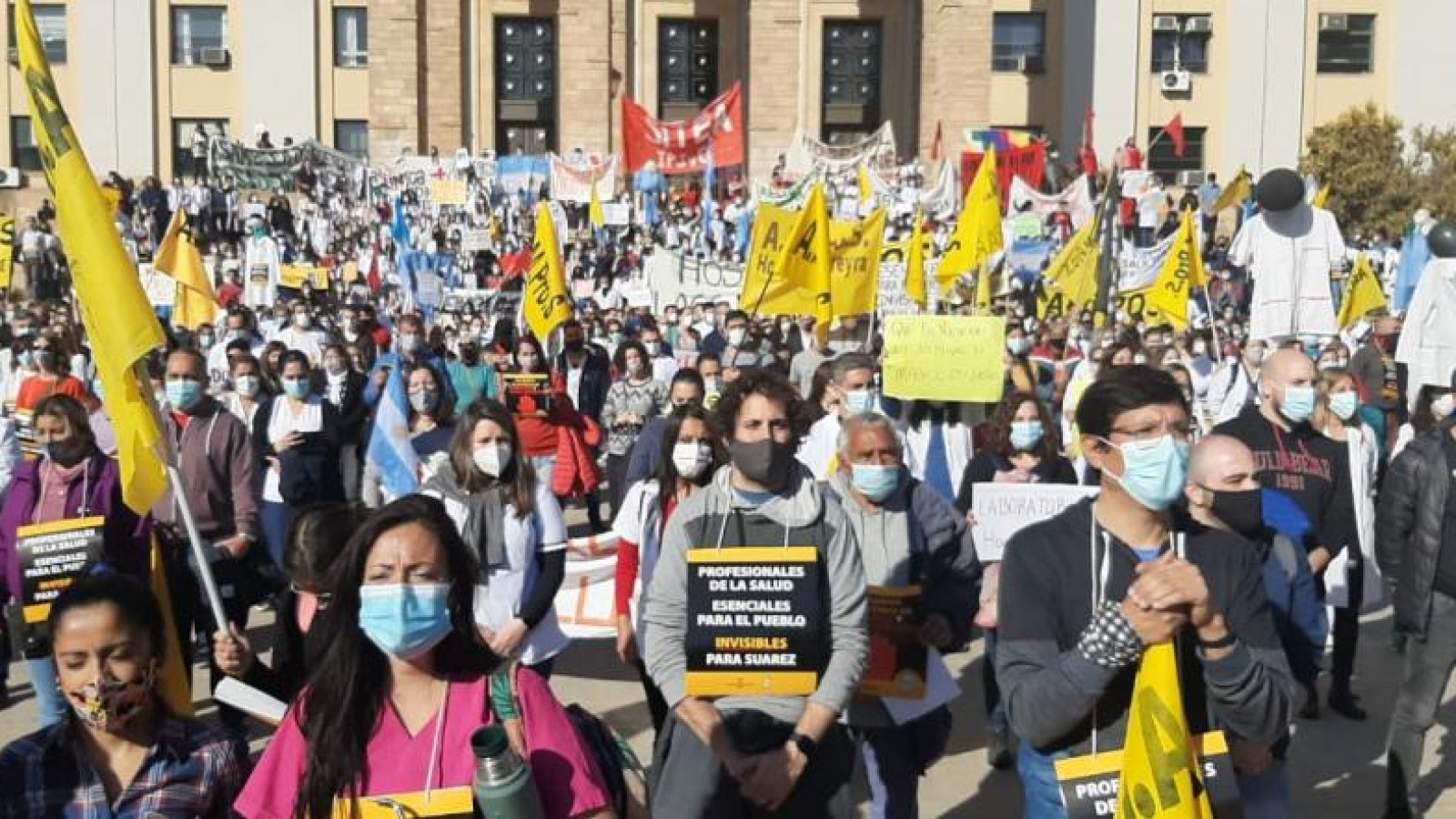 Paro contundente: Hospitales vacíos y calles repletas