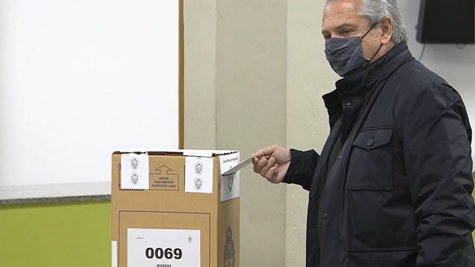 El Presidente emitió su voto para las PASO legislativas en la sede de la UCA