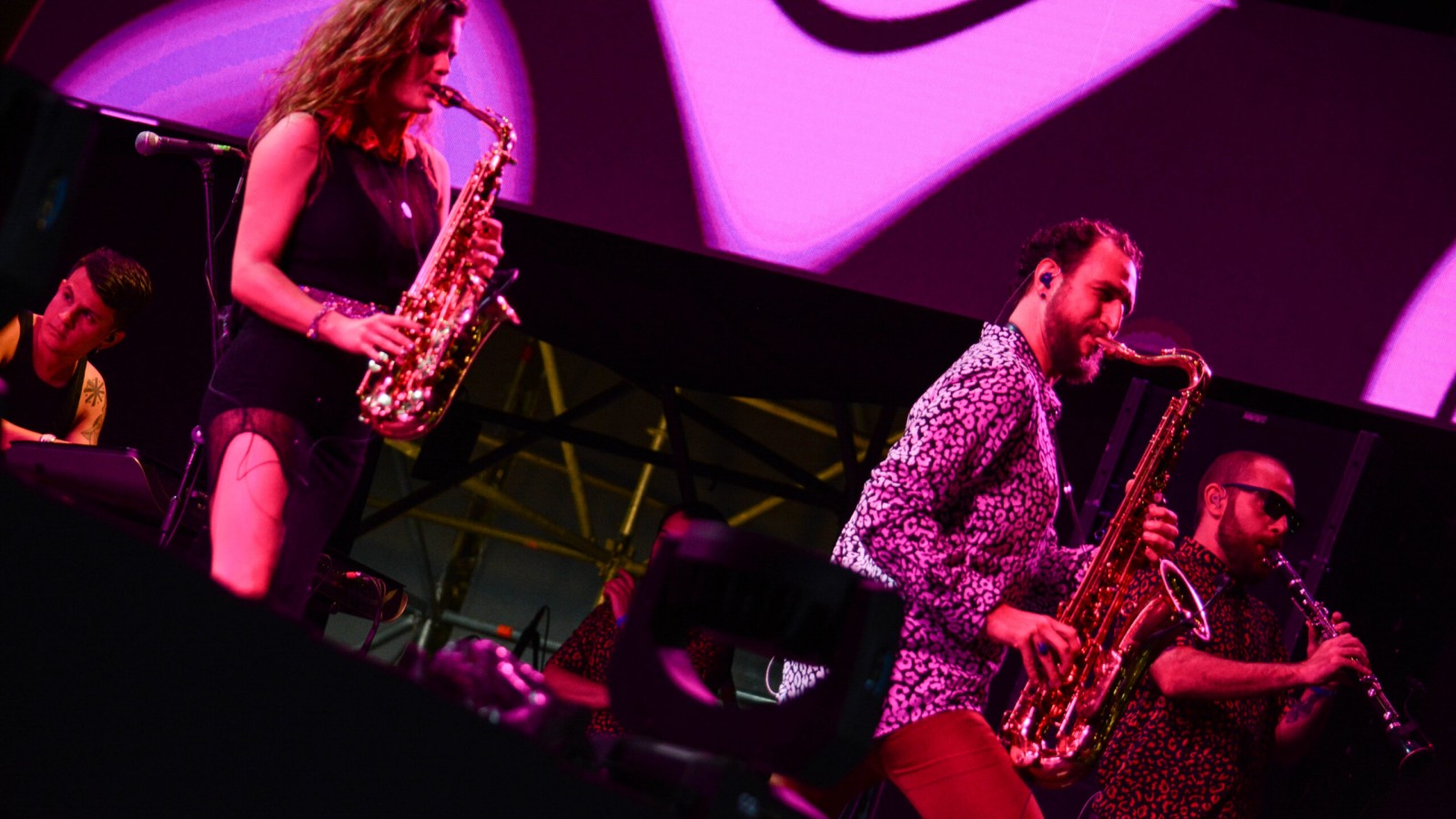 La Delio Valdez cerró la primera noche de la Fiesta a pura cumbia colombiana