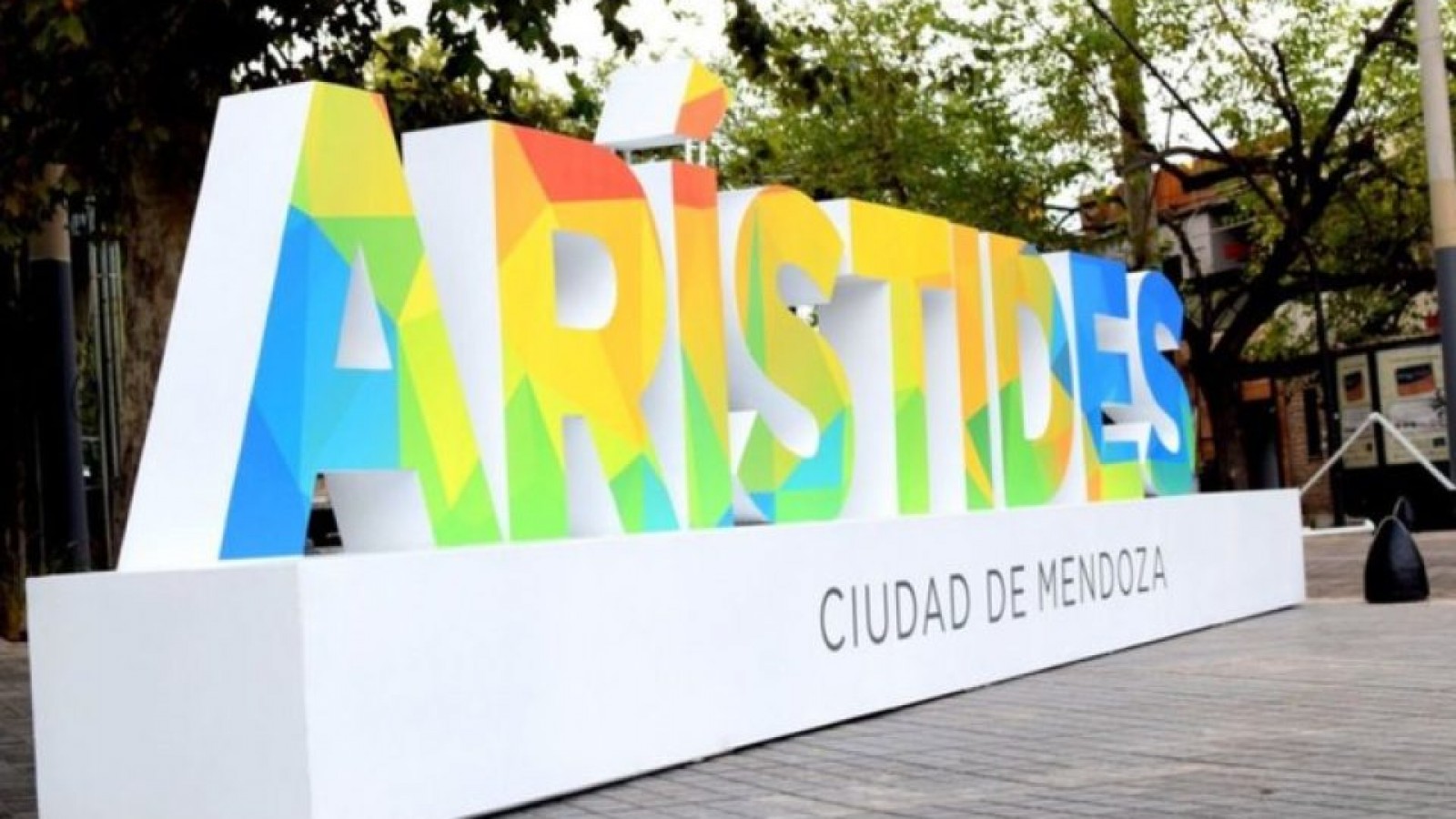 Besos y vasos. Un paseo rápido por las hipocresías cotidianas