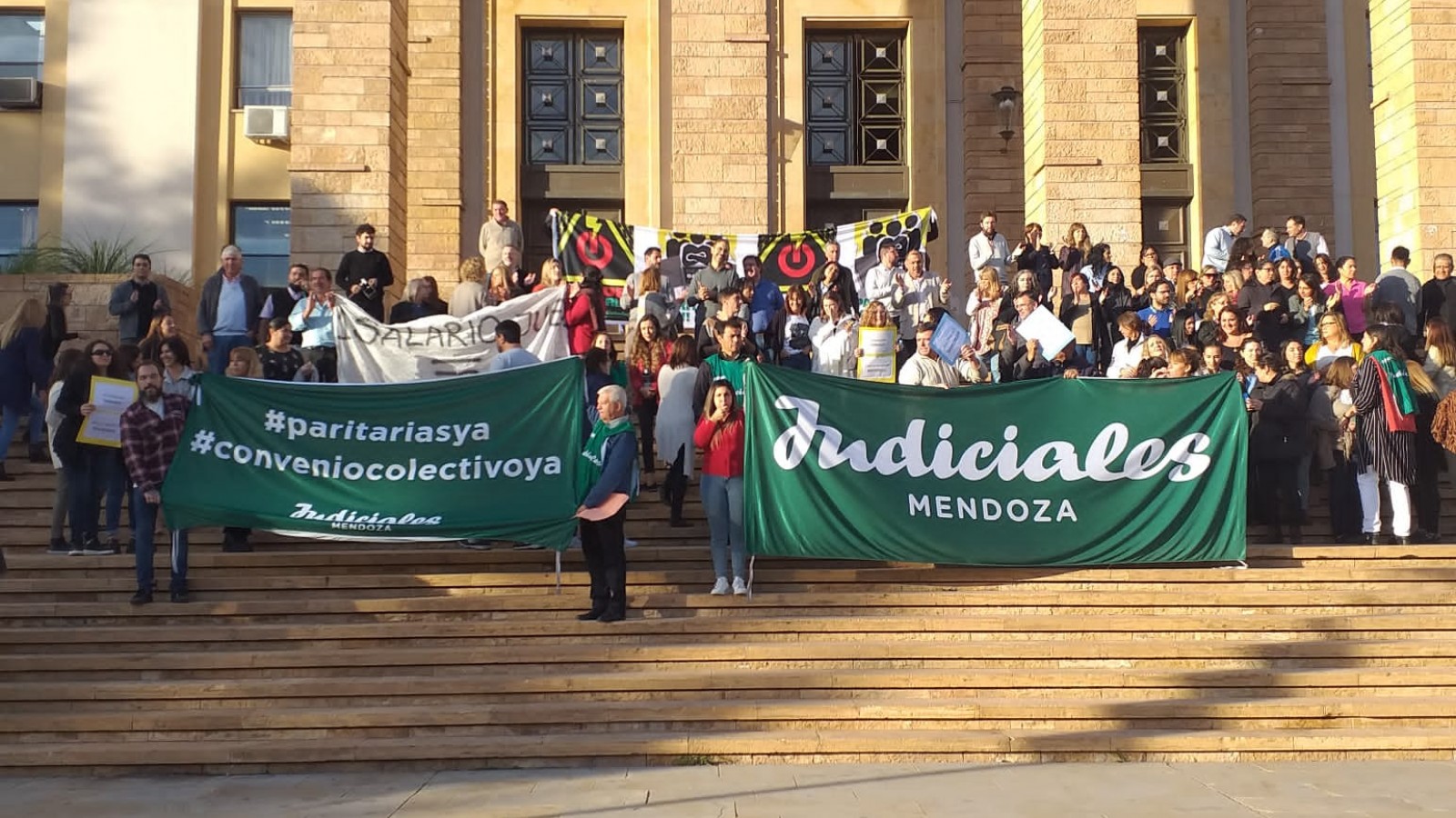 Aumento salarial por decreto para empleados judiciales