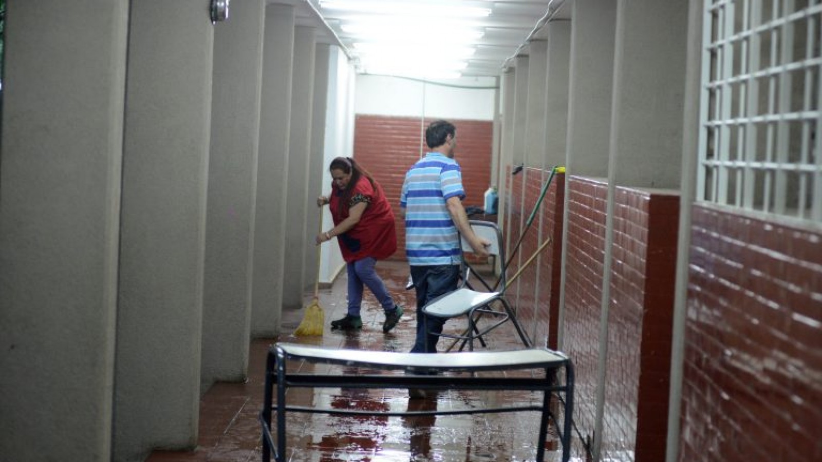 Trabajadores celadores presentan un petitorio al gobernador por su situación de precarización laboral- LSA