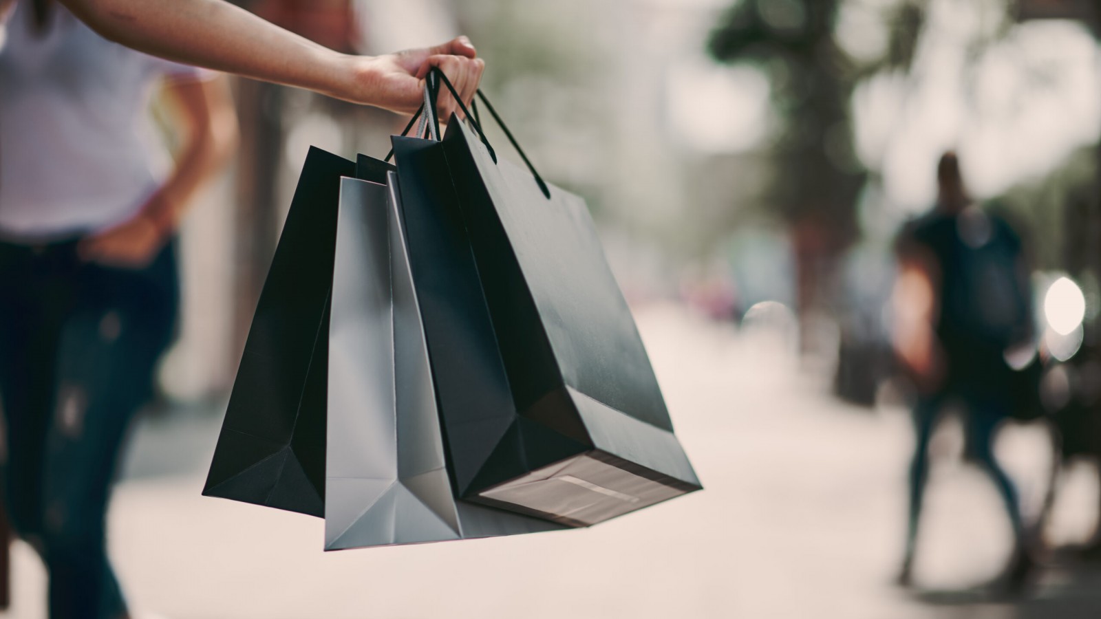 <p>Close up of woman`s hand holding shopping bags while walking on the street. <a class="continue" href="https://portada.com.ar/maipu-promueve-el-comercio-local-para-el-dia-del-padre/close-up-of-womans-hand-holding-shopping-bags-while-walking-on/">Continú