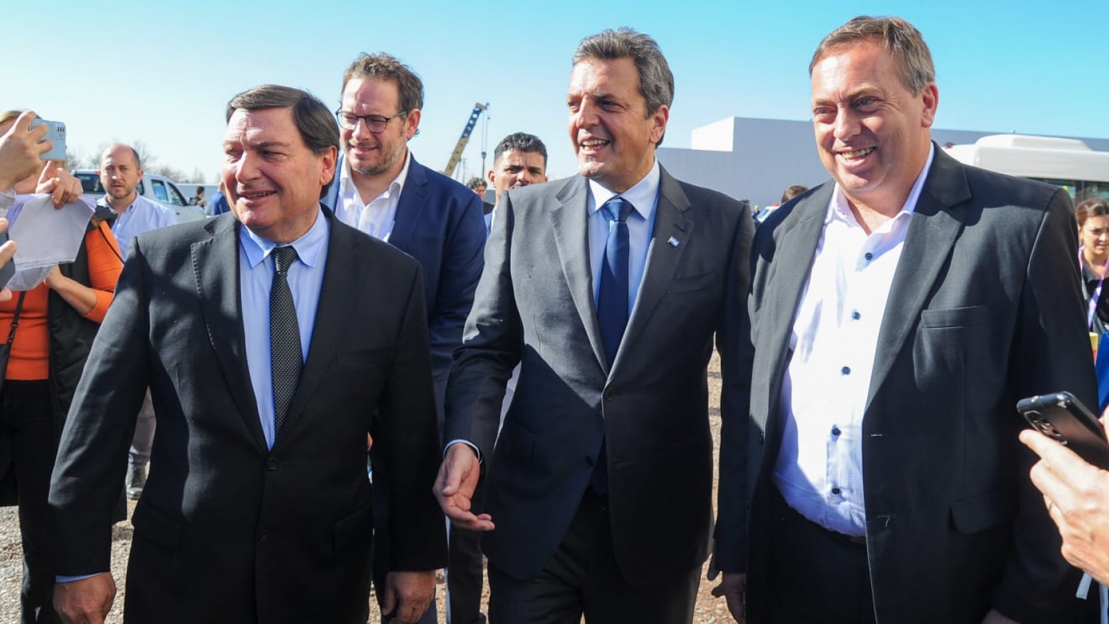 <p>El pre candidato a Presidente Sergio Massa, Martín Aveiro, Omar Parisi y Lucas Ilardo <a class="continue" href="https://portada.com.ar/sergio-massa-en-mendoza/massa-aveiro-parisi-ilardo/">Continúa leyendo<span> Sergio Massa en Mendoza</span></a></p>