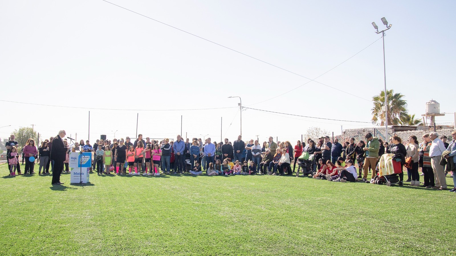 Stevanato inauguró un nuevo playón deportivo en Luzuriaga