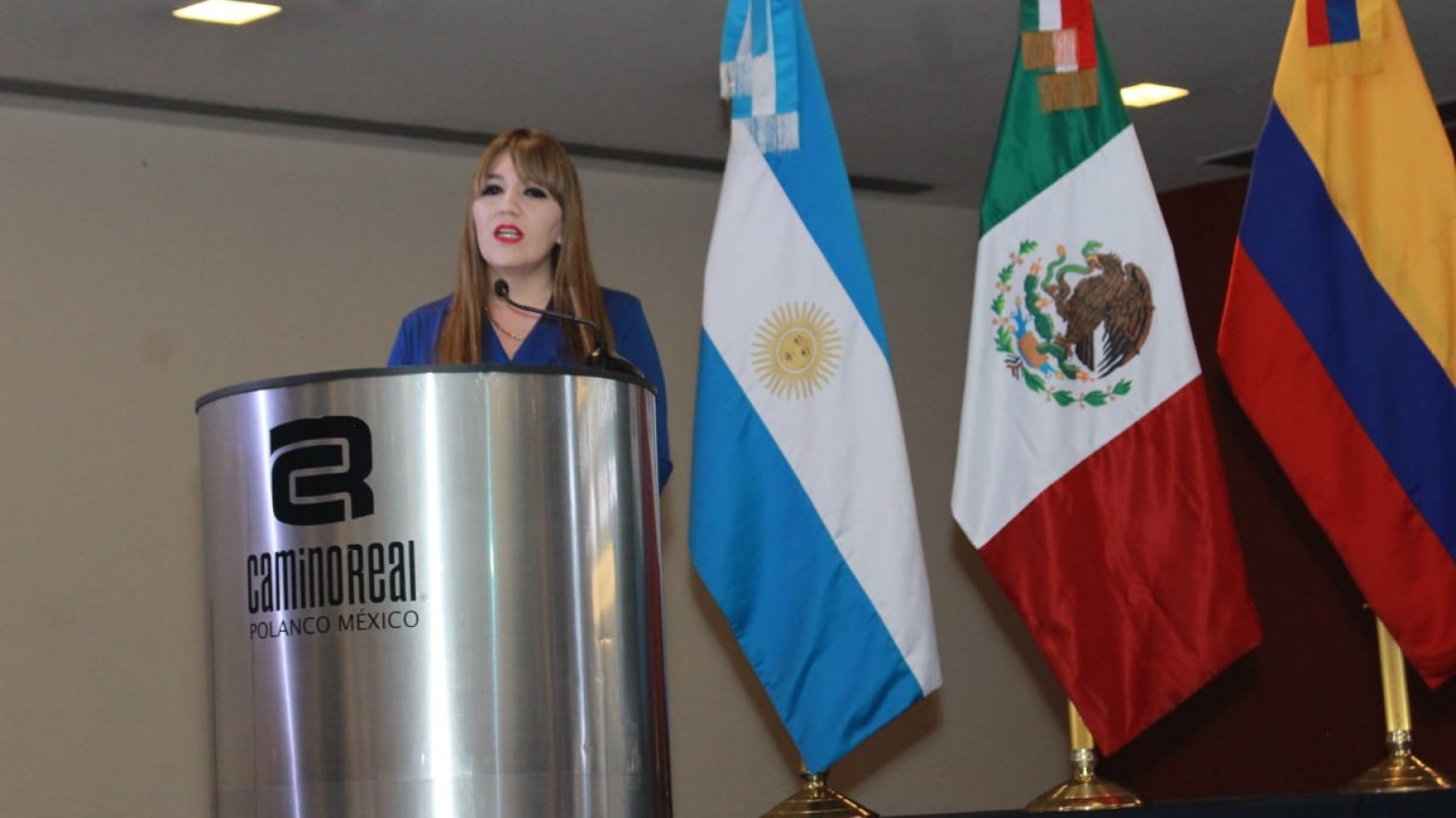La secretaría de gobierno Janina Ortiz recibió el premio internacional Tonantzin 2023 en la Ciudad de México