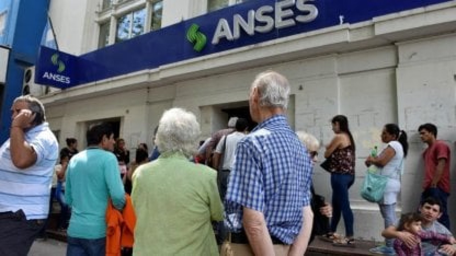 El viernes se comienza a pagar el bono de $37.000 a jubilados y jubiladas