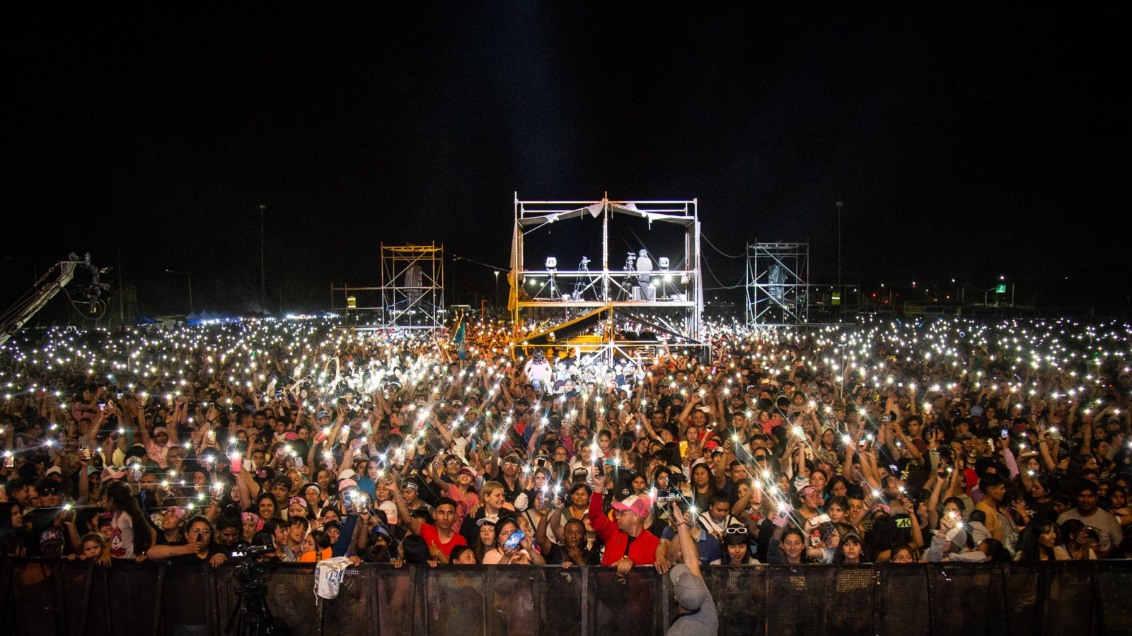 Ante miles de personas, el Parque de la Niñez de Las Heras se colmó de canciones de fe y esperanza