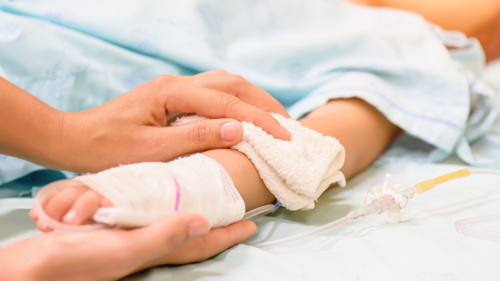 <p>beba con cáncer, recién operada <a class="continue" href="https://portada.com.ar/la-vida-de-una-beba-de-2-anos-frente-a-las-desidias-burocracias-y-desatenciones/kid-hand-sleeps-on-a-bed-in-hospital-with-saline-intravenous-mother-checking-temperature-of