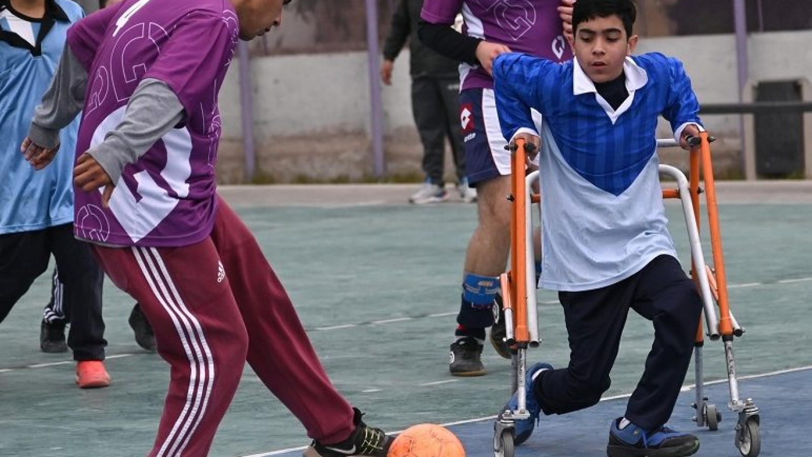 Integración, deporte y diversión: más de 70 chicos y chicas se sumaron a un encuentro de fútbol adaptado