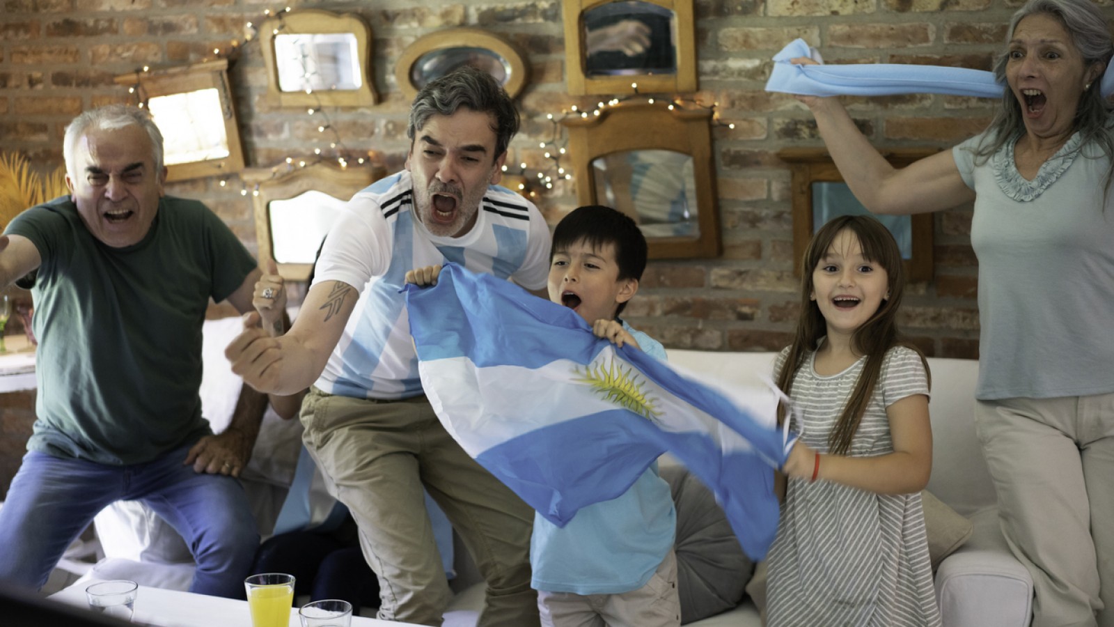 <p>argentinos celebrando <a class="continue" href="https://portada.com.ar/argentina-sera-nuevamente-sede-del-campeonato-mundial-de-futbol-despues-de-52-anos/argentinian-family-soccer-fans-cheerful-screaming-eating-takeaway-pizza-and-looking-soccer-play/">