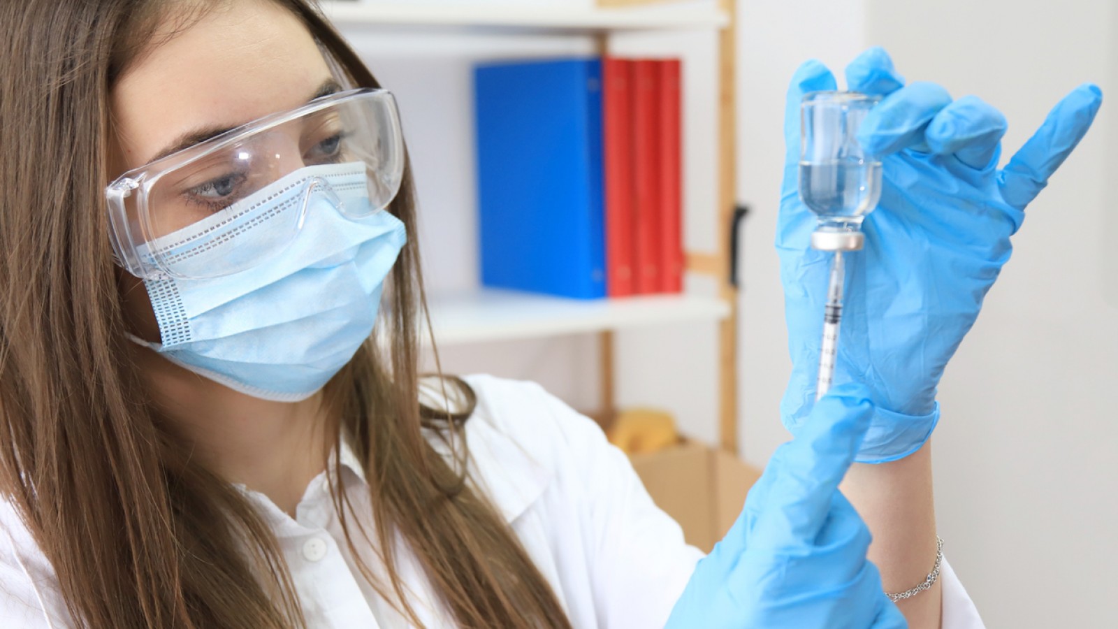 <p>vacuna <a class="continue" href="https://portada.com.ar/primera-vacuna-argentina-contra-la-covid-19/young-doctor-preparing-a-vaccine/">Continúa leyendo<span> vacuna</span></a></p>