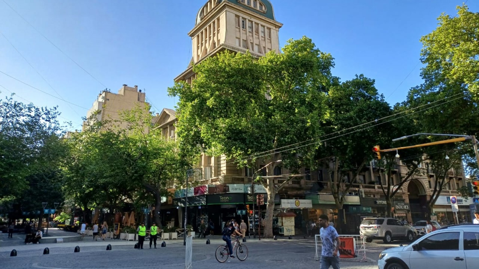 <p>Centro de Mendoza <a class="continue" href="https://portada.com.ar/virtual-feriado-por-amenaza-de-viento-zonda-en-la-mendoza-reina-de-la-apariencia/centro-de-mendoza-garibaldi-san-martin-sarmiento/">Continúa leyendo<span> centro de Mendoza Garibaldi Sa