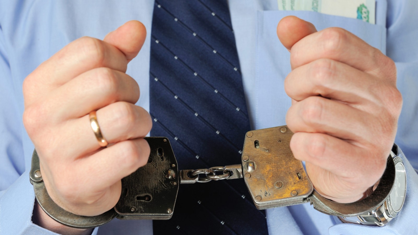 <p>peligro de fuga <a class="continue" href="https://portada.com.ar/piden-que-se-impida-la-salida-de-mauricio-macri-del-pais/man-hands-in-handcuffs-with-money-within-pocket/">Continúa leyendo<span> esposado</span></a></p>