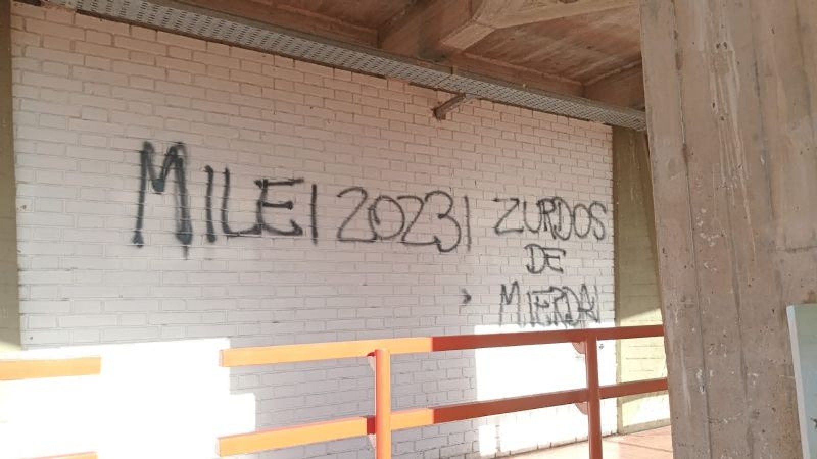 Repudiable: pintadas amenazantes en la Facultad de Ciencias Políticas y Sociales