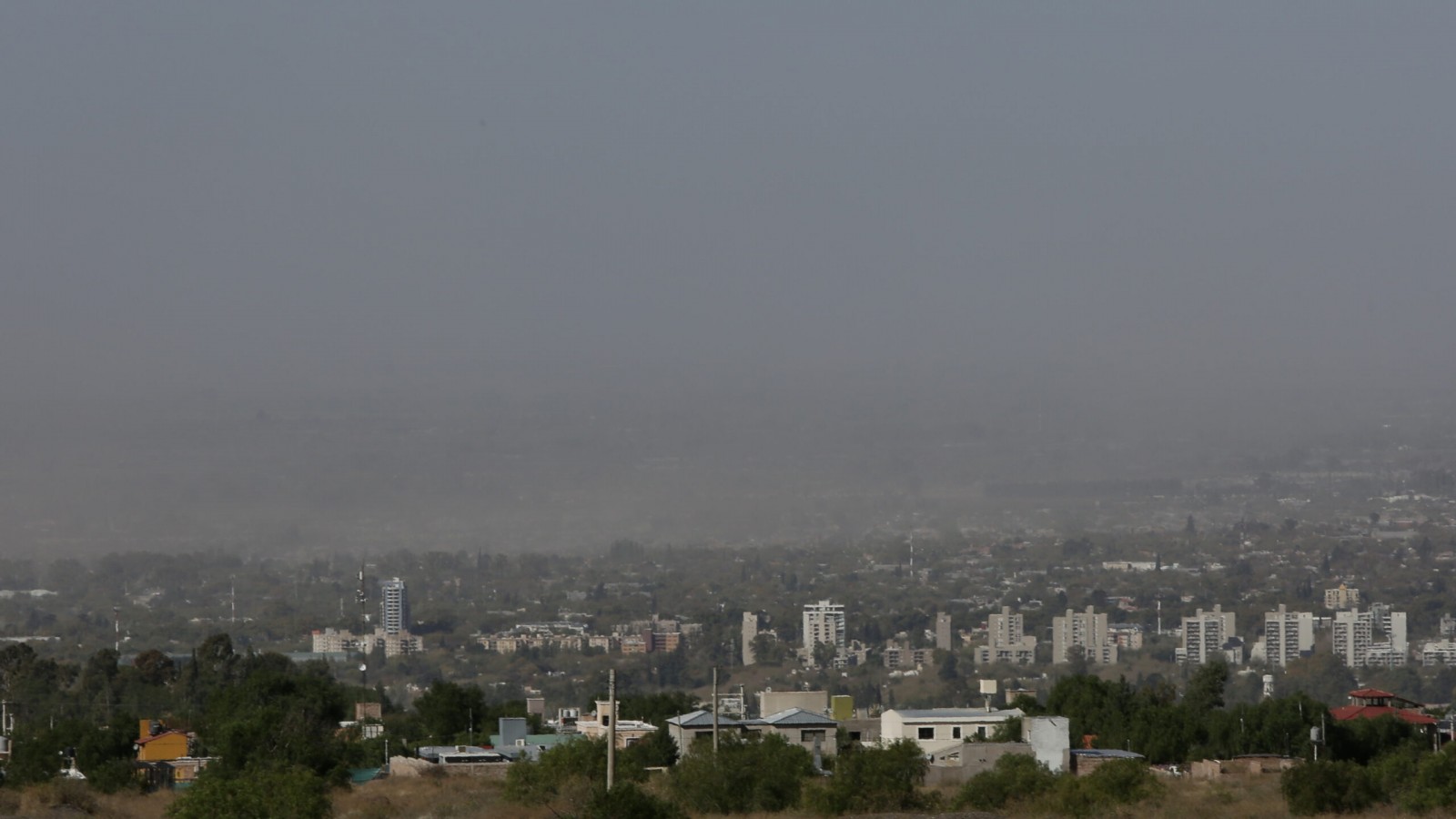 Viernes con viento Zonda fuerte y sin clases en toda la provincia de Mendoza