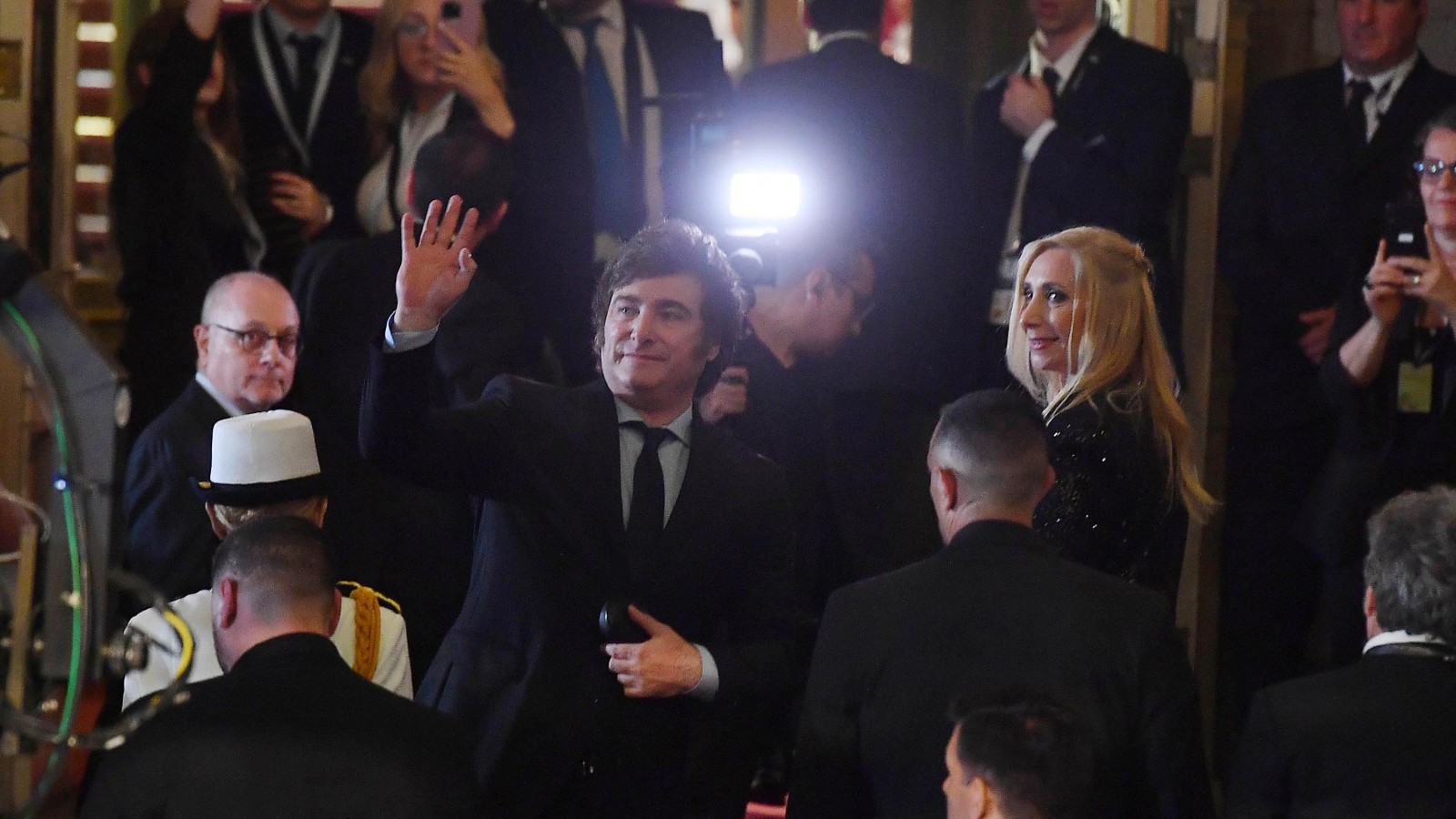 La gala presidencial fue en el Colón. Balada para un Loco, elección del presidente Javier Milei