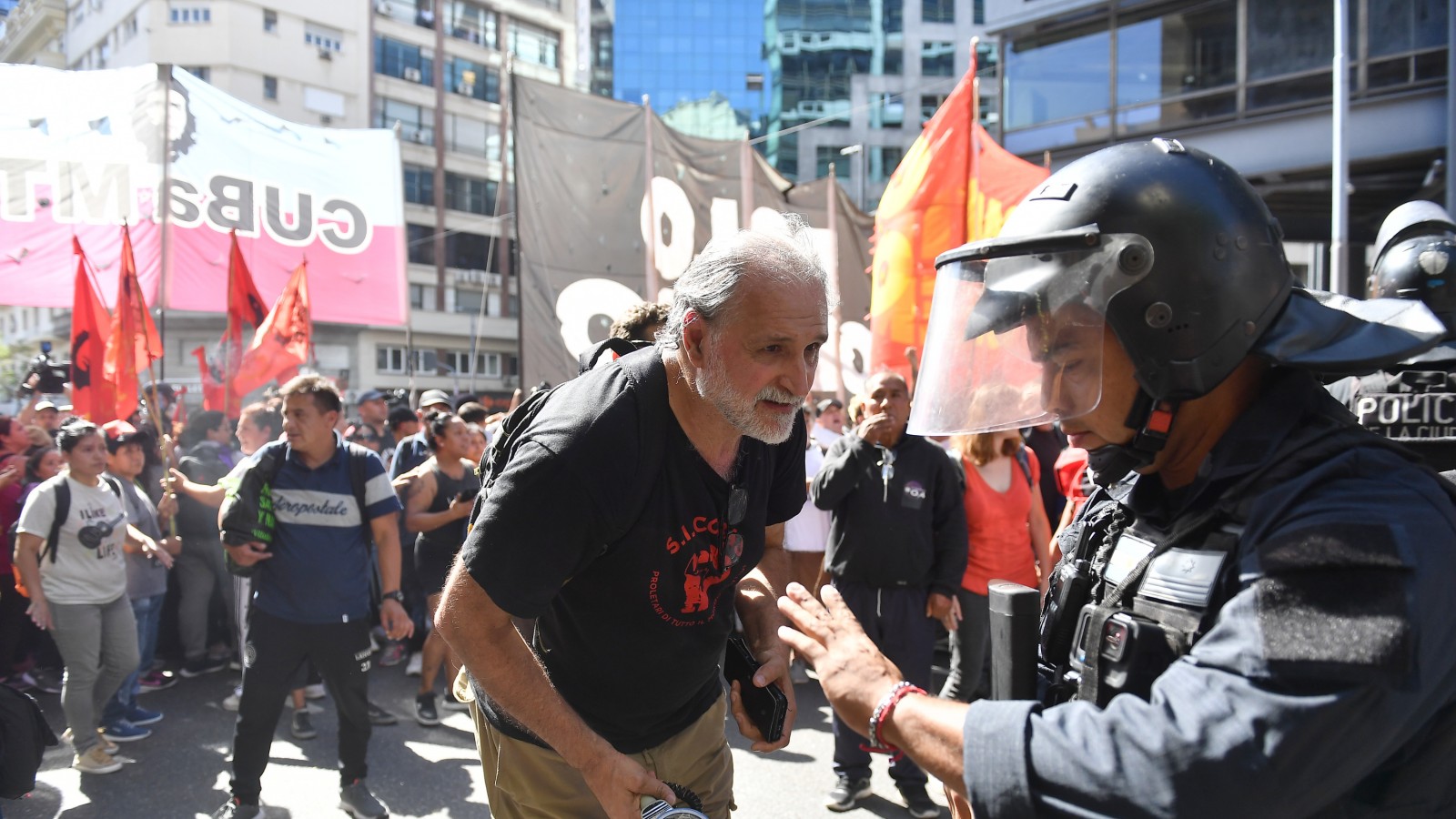 Comenzó la manifestación que enfrenta discursos, posturas e ideologías. La marcha se hace por las calles