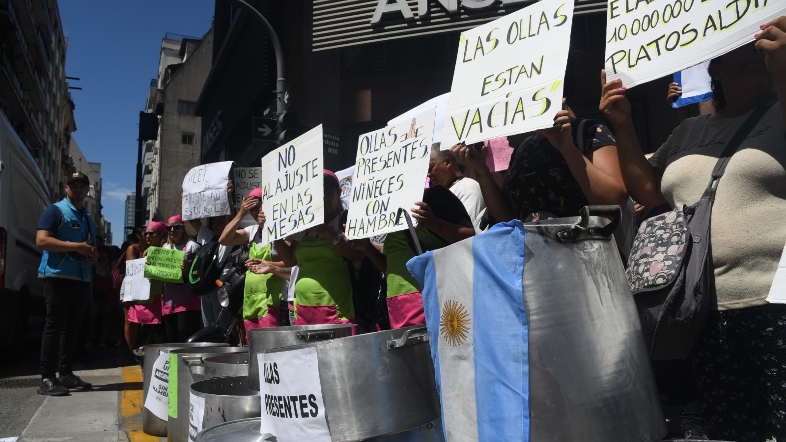 Petitorio por comida de Barrios de Pie frente al hotel Libertador donde se aloja el presidente Milei