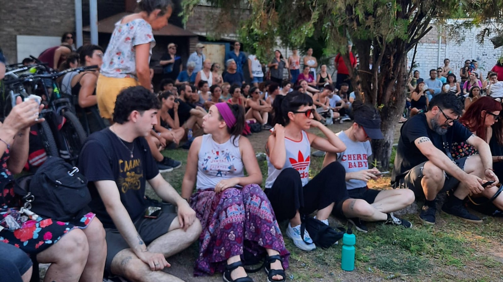 Asamblea nutrida de trabajadoras y trabajadores del Arte y la Cultura de Mendoza