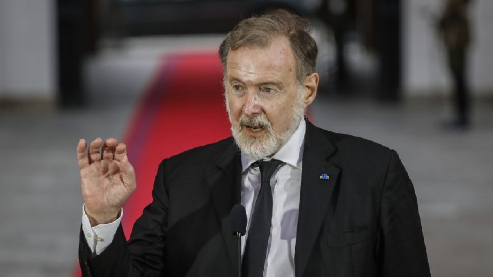 Los actores parecen debutantes, pero el guión es inapelable: arrasar con la historia y los derechos