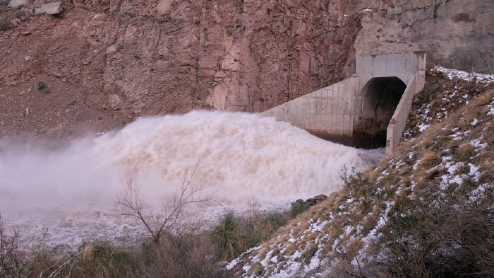 Apertura de compuertas en Dique Potrerillos