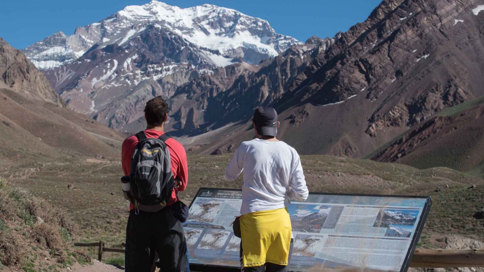 Cuesta mucho subir al Aconcagua, pero no es caro conocerlo.