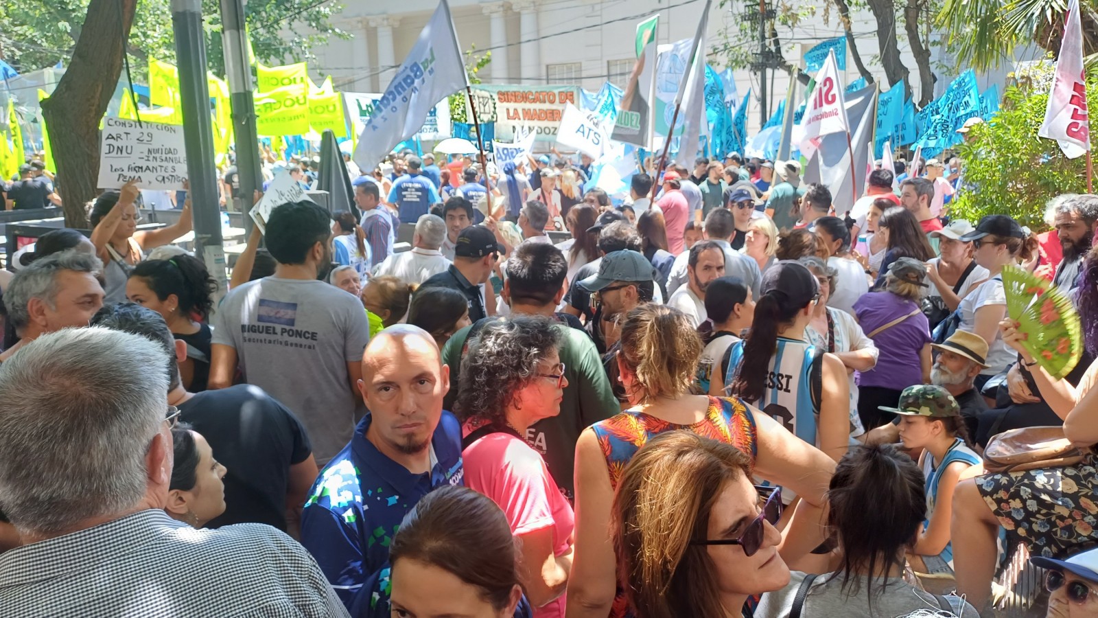 El brutal calor no impidió la numerosa movilización, también en Mendoza