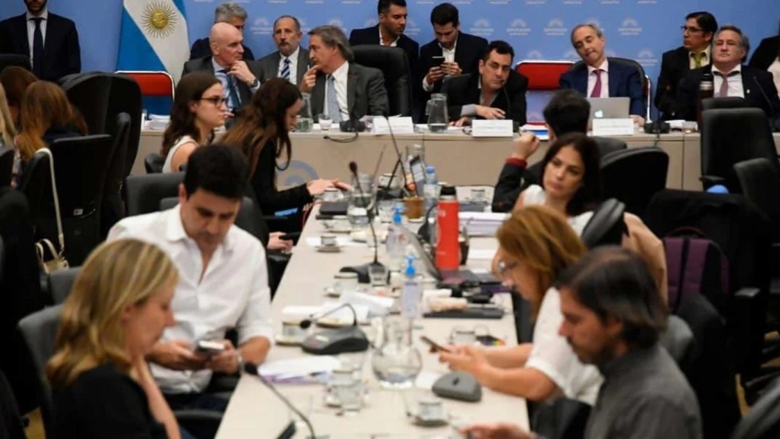 El gobierno postergó para el martes el debate de la Ley ómnibus